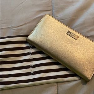Beautiful Henri Bendel wallet!